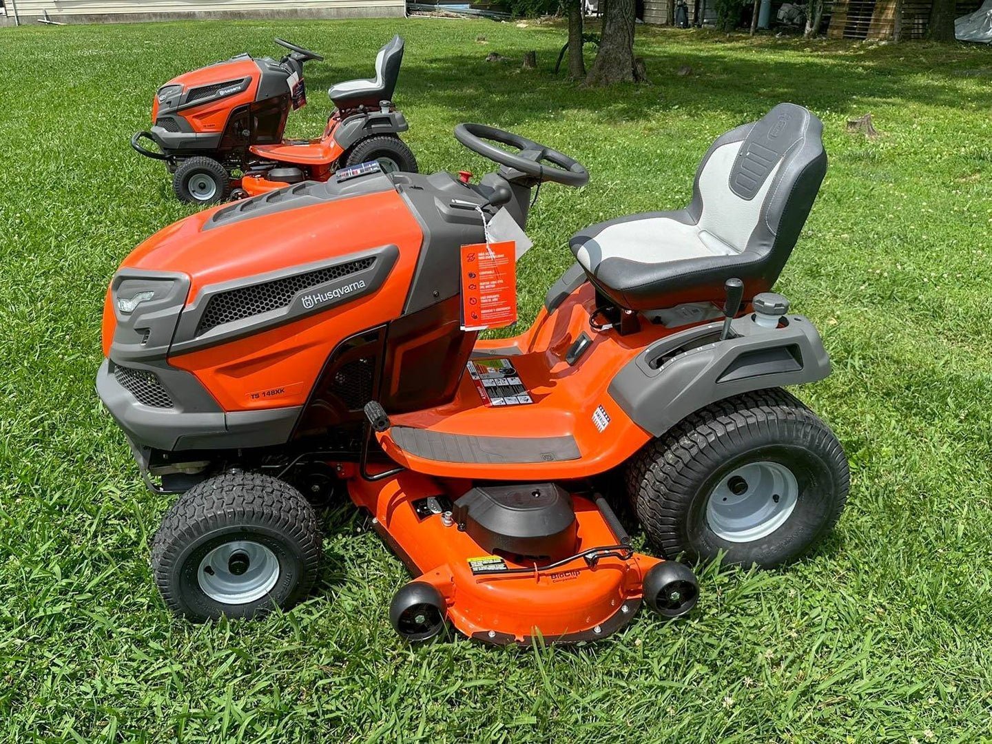 img_0632 husqvarna ts 148xk 48″ lawn tractor 24hp koh (scratch and dent)
