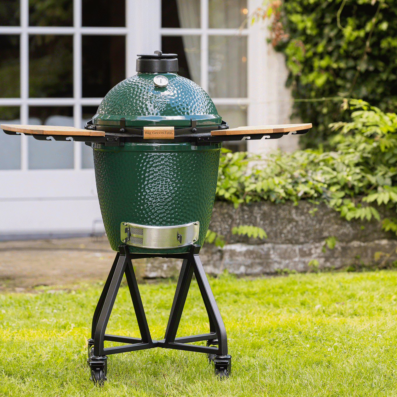 medium-integgrated-nest-lifestyle-_2 big green egg medium ceramic charcoal grill